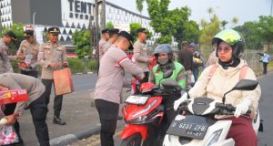 Semangat Kemerdekaan, Polda Jabar Bagikan 1.000 Bendera Merah Putih dan 200 Sayuran kepada Pengguna Jalan