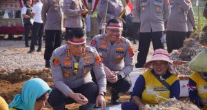 Polresta Bandung Ikuti Penanaman Bawang Putih Serentak, Dukung Ketahanan Pangan Nasional