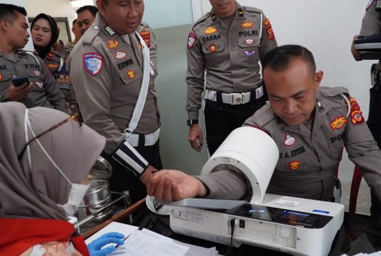 HUT Lantas ke-71, Anggota Polres Garut Donor Darah