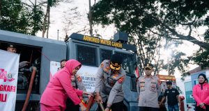 Kemarau Panjang, Polisi Salurkan 8.000 Liter Air Bersih Setiap Hari untuk Warga Asrama dan Sekitar