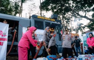 Kemarau Panjang, Polisi Salurkan 8.000 Liter Air Bersih Setiap Hari untuk Warga Asrama dan Sekitar