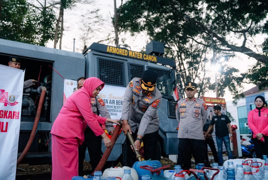 Kemarau Panjang, Polisi Salurkan 8.000 Liter Air Bersih Setiap Hari untuk Warga Asrama dan Sekitar