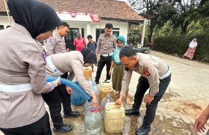 Polisi Salurkan Toren Air untuk Warga Terdampak Kekeringan