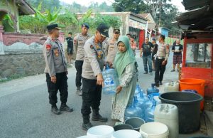 Polda Jabar Salurkan Bantuan Air Bersih dan Sembako untuk Warga Terdampak Kemarau di Gunung Geulis Sumedang
