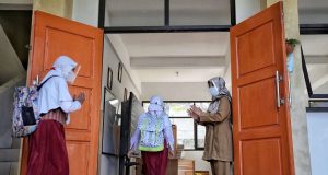 Dampak Erupsi Gunung Anak Krakatau, Sekolah Wajib Terapkan Penggunaan Masker