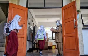 Dampak Erupsi Gunung Anak Krakatau, Sekolah Wajib Terapkan Penggunaan Masker