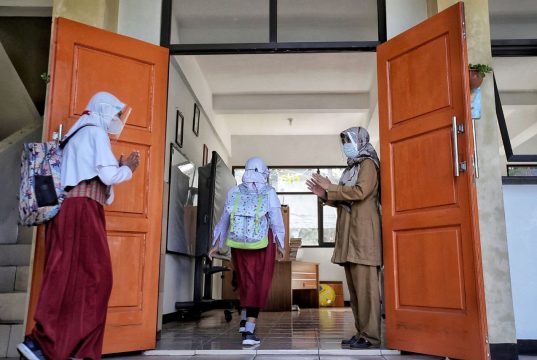 Dampak Erupsi Gunung Anak Krakatau, Sekolah Wajib Terapkan Penggunaan Masker