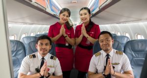 Sempat Ditutup 2 Hari, Warga Sambut Antusias Pembukaan Bandara Husein