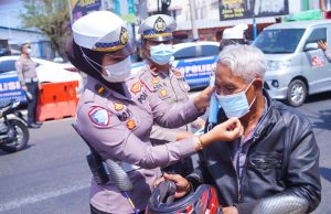 Jaga Kesehatan di Tengah Ancaman Debu Vulkanik, Polisi Bagikan 500 Masker Gratis