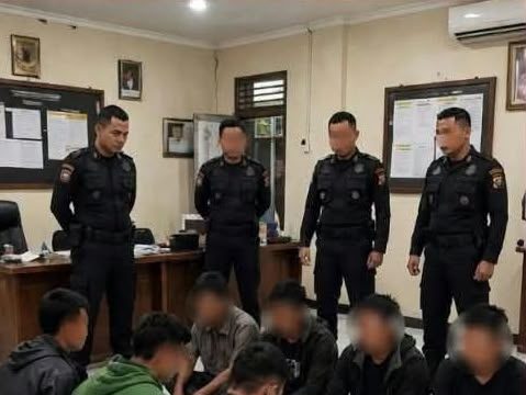 MERINDING! BRIMOB MUDA ASAL GARUT LUMPUHKAN 7 PENJAHAT SENDIRIAN CUMA PAKAI TANGAN KOSONG!