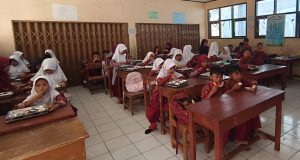 Dapur SPPG Bojonglongok 2 Salurkan MBG : 253 Siswa SDN Ciburial Parakansalak Sambut Dengan Gembira…