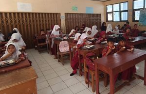 Dapur SPPG Bojonglongok 2 Salurkan MBG : 253 Siswa SDN Ciburial Parakansalak Sambut Dengan Gembira…