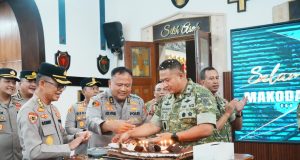 Perkokoh Sinergitas TNI-Polri, Wakapolda Jabar Hadiri Peringatan HUT ke-81 TNI di Makodam III/Siliwangi