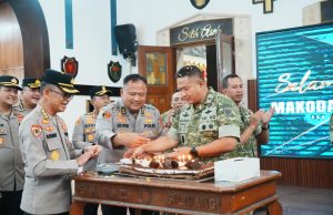 Perkokoh Sinergitas TNI-Polri, Wakapolda Jabar Hadiri Peringatan HUT ke-81 TNI di Makodam III/Siliwangi