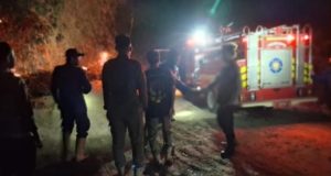Cegah Api Meluas, Polisi Bantu Damkar Padamkan Kebakaran Kebun Bambu