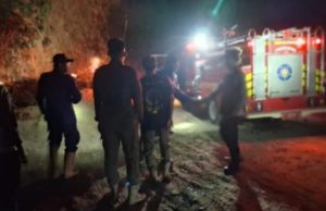 Cegah Api Meluas, Polisi Bantu Damkar Padamkan Kebakaran Kebun Bambu