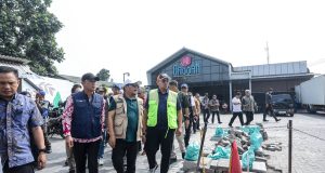 Wali Kota Bandung Tinjau Tiga Titik Rawan Banjir di Cibiru, Identifikasi Solusi Drainase