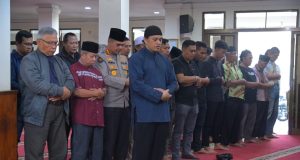 Bentuk Penghormatan Kepada Insan Pers, Kabid Humas Polda Jabar Bertakziah dan Salat Jenazah untuk Almarhum Rudi Agus Mulyana