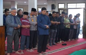 Bentuk Penghormatan Kepada Insan Pers, Kabid Humas Polda Jabar Bertakziah dan Salat Jenazah untuk Almarhum Rudi Agus Mulyana